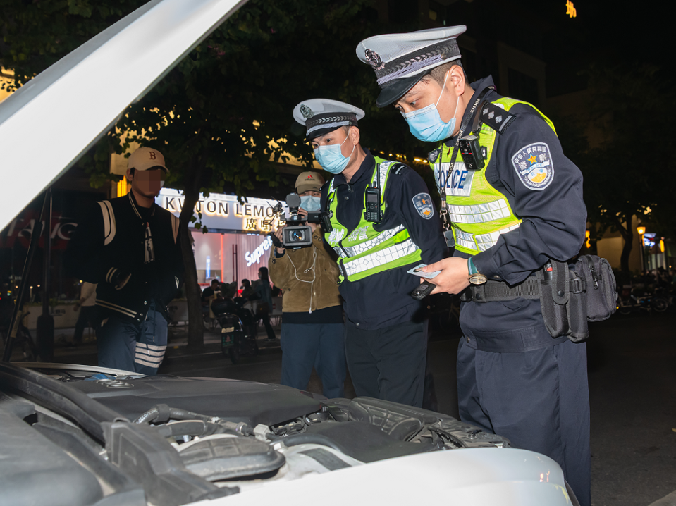 交警在查處非法改裝車。通訊員供圖