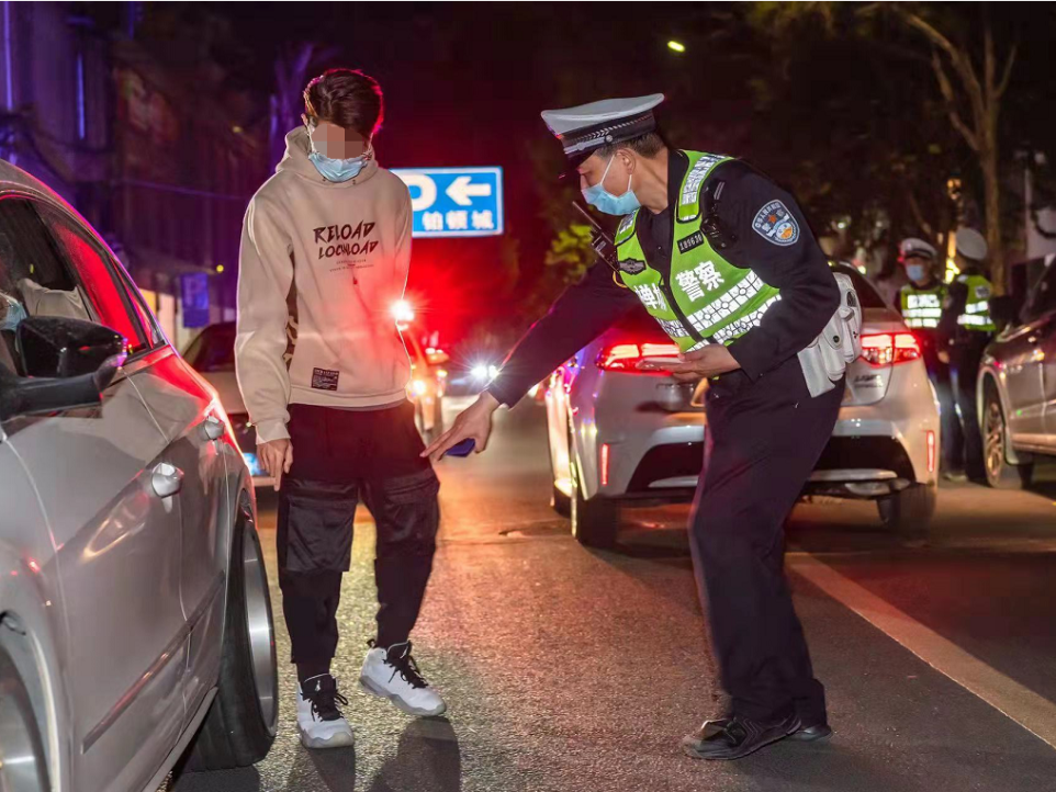 交警在查處非法改裝車。通訊員供圖